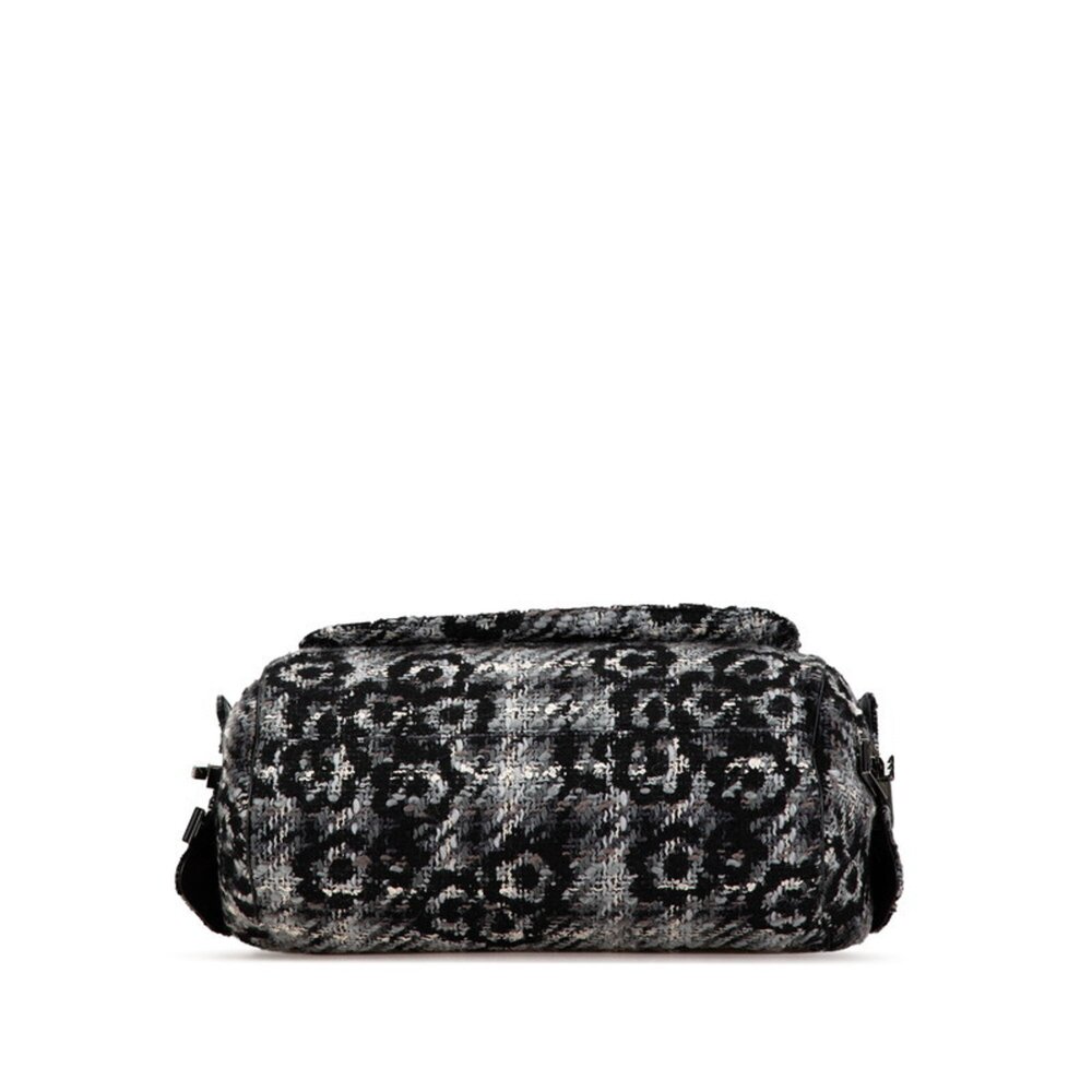 CHANEL Black Leather Shoulder Bag - Picture 3 of 8